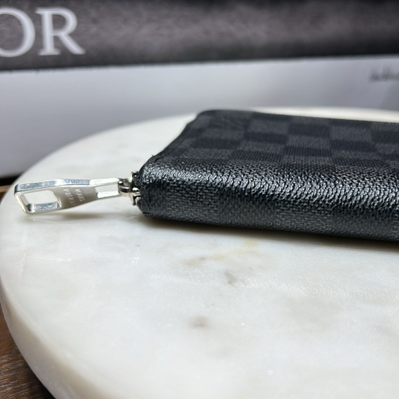 Louis Vuitton Damier GUC Graphite
Vertical zippy wallet - Picture 17 of 17